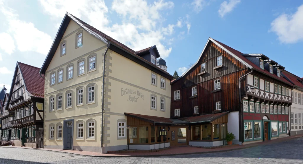 Ansicht Gasthof Kupfer den beiden weiteren GebÃ¤udeteilen, rechts unten das HarzlÃ¤dchen im â€žKalten Talâ€œ