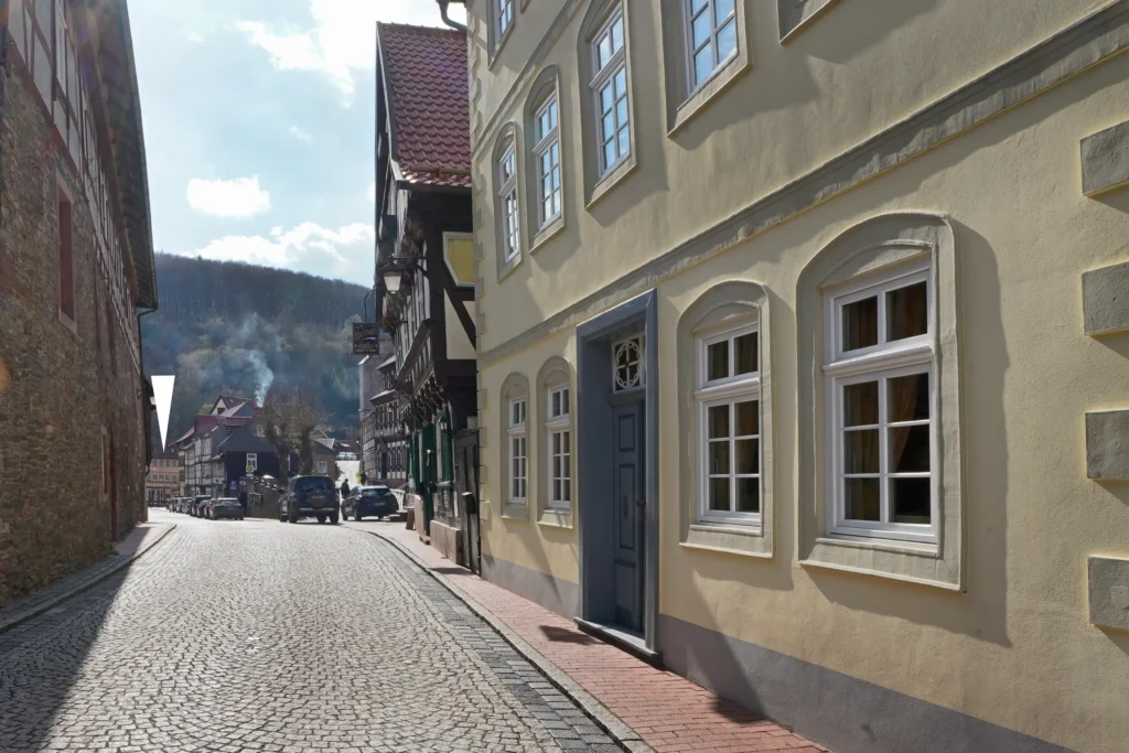Rechts Gasthof Kupfer, am Ende der StraÃŸe der Marktplatz und das Hotel â€žZum Kanzlerâ€œ (Pfeil)